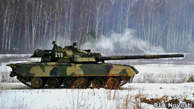 По утверждению представителя Уралвагонзавода, экипаж танка, пересекшего трассу, сделал все по инструкции и не нарушал ПДД