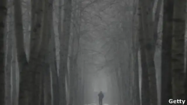 Una persona circula entre una nube de contaminación