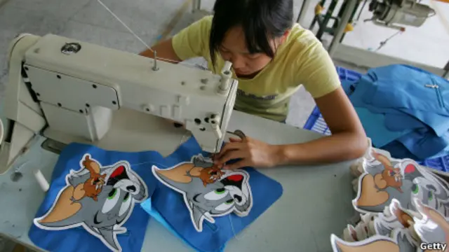 Una trabajadora en una fábrica de Guangzhou en China