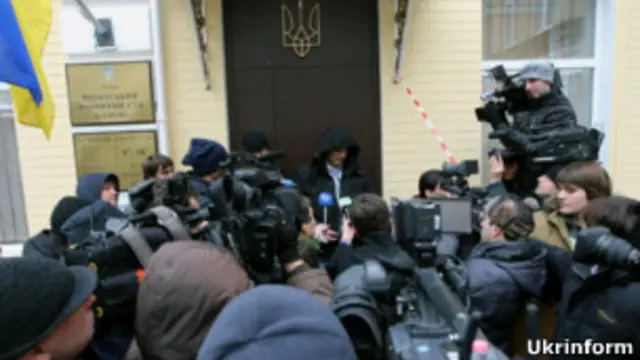 Журналисты возле Печерского районного суда Киева