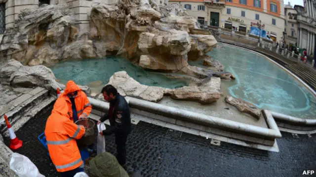 Air mancur Trevi di Roma.