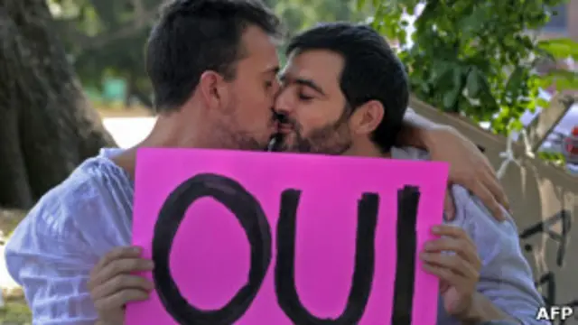Dos hombres se besan durante manifestación a favor del matrimonio gay