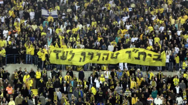 Spanduk pendukung Beitar Jerusalem.
