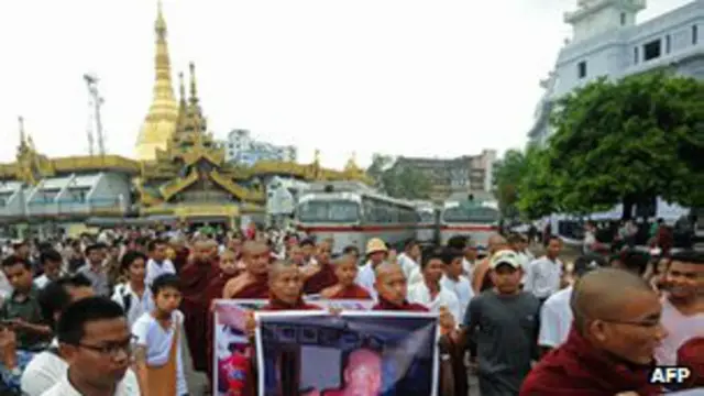 သံဃာတွေ ရန်ကုန်မြို့ ဆူးလေ ဘုရားရှေ့ ဆန္ဒပြ