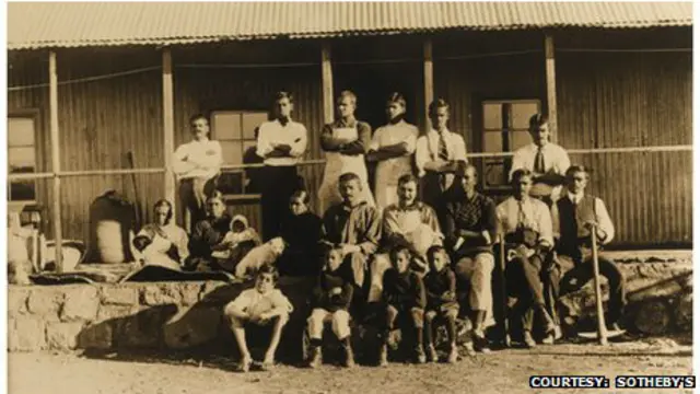 1910 में टॉलस्टॉय फार्म में महात्मा गाँधी और कालेनबाख( दूसरी पंक्ति के बीच में )का दुर्लभ चित्र