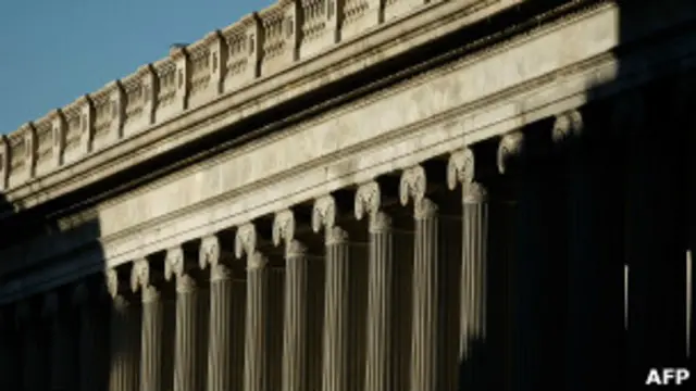 Desde la contracción crediticia de 2007, la Reserva Federal en EE.UU, se lanzó a estimular la economía y apuntalar a los bancos con diversas medidas.