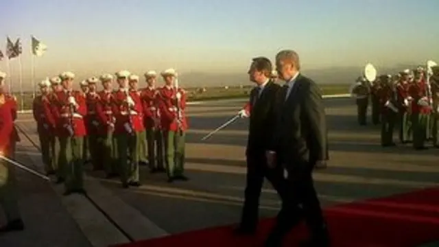 كاميرون: بريطانيا والجزائر اتفقتا على شراكة أمنية تشمل التعاون بشأن أمن الحدود والطيران.