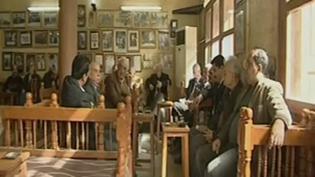 رواد المقهى من جميع مكونات العراق الدينية والعرقية