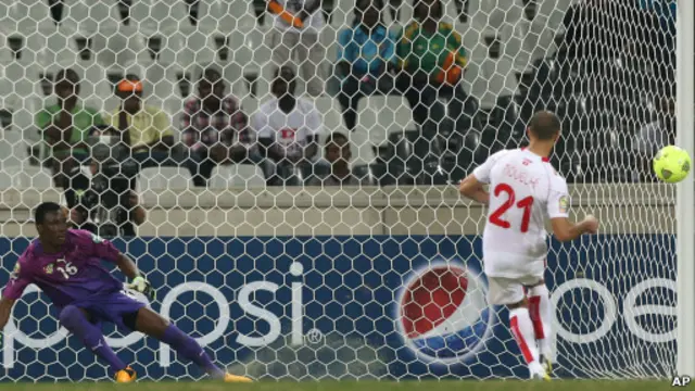 خالد مويلهي أحرز هدف التعادل لتونس من ضربة جزاء ولكنه أضاع أخرى في الشوط الثاني