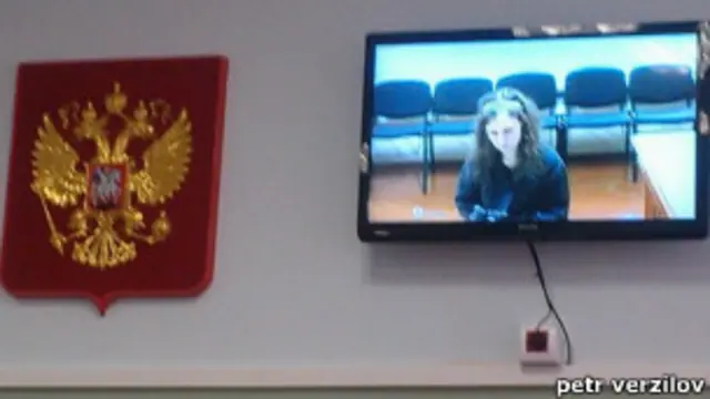 Мария Алехина общается с судом в режиме видеоконференции