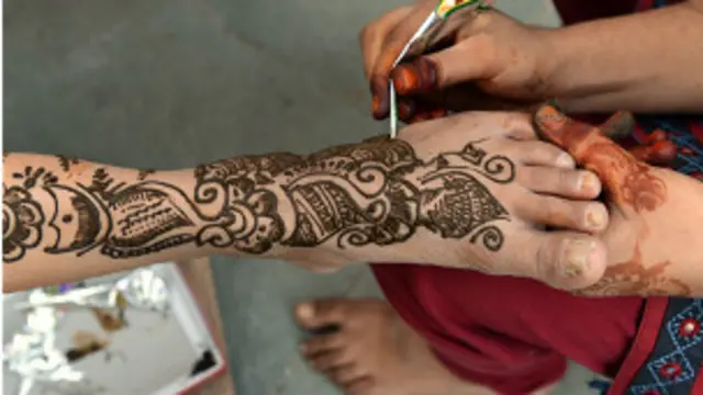 ब्रिटेन में पाकिस्तानी मूल के कई नवयुवकों पर पाकिस्तानी लड़की से शादी का दबाव रहता है.