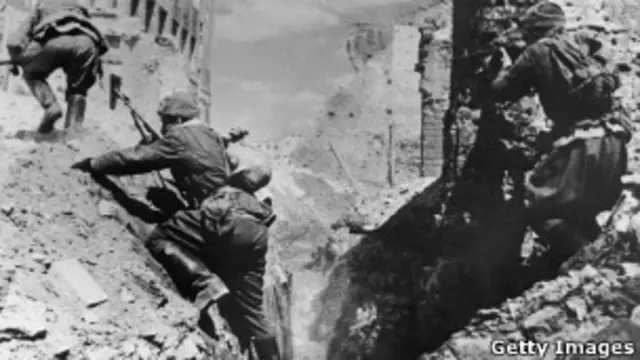 Ожесточенные бои на улицах Сталинграда шли за каждый клочок земли