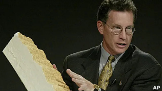 Técnico de la NASA con pieza de espuma