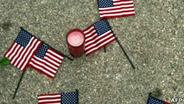 Banderas en homenaje a los astronautas del Columbia