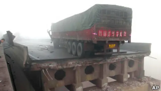 Грузовикна краю обрушившегося путепровода
