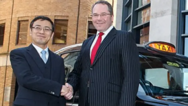 吉利集团副总裁李东辉和锰铜破产管理人哈蒙德在完成收购协议后握手致意。
