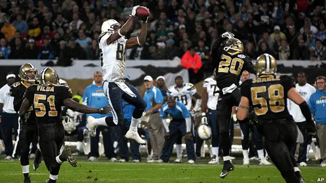 Jugador de la NFL saltando para atrapar el balón.