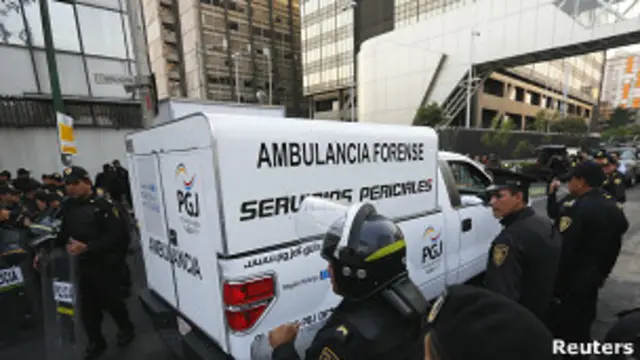 Машина судебно-медицинских экспертов подъезжает к зданию Pemex