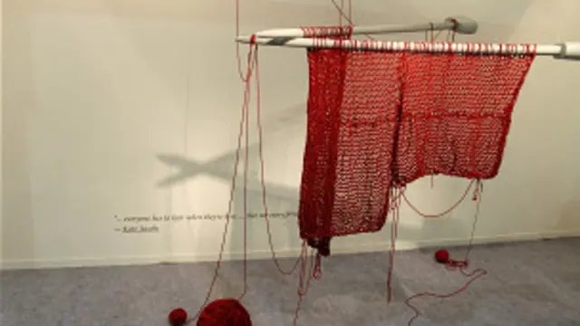 यादें..बचपन की ...मां की..बुनाई की..अब ये कला का नमूना भी है.