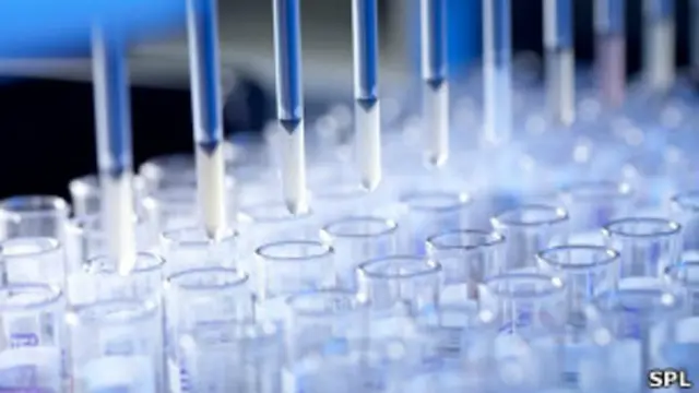 Análisis de muestras de sangre para detectar hepatitis C.