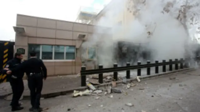 واشنطن تحذر رعاياها من زيارة السفارة