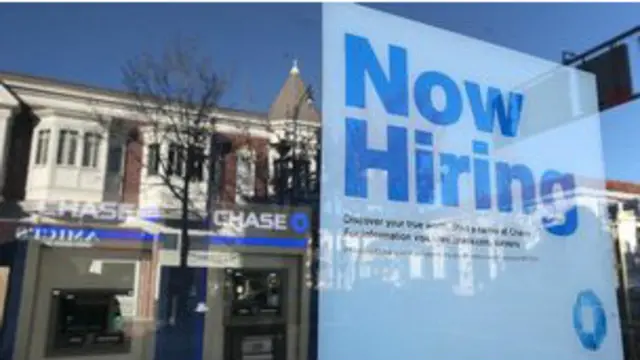 Cartaz anuncia empregos nos EUA
