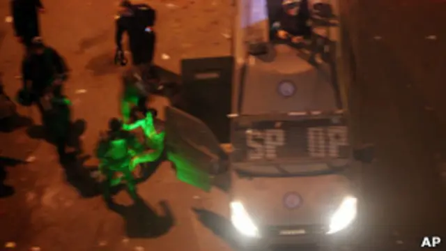 أظهرت مقاطع مصورة قيام قوات مكافحة الشغب بمطاردة متظاهرين وتجريد احدهم من ملابسه وسحله وضربه بعنف