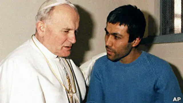Juan Pablo II y Alí Agca en prisión de Roma. Foto de 27 de diciembre 1983.