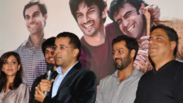 चेतन भगत जाने माने लेखक हैं और उनकी किताबों पर फिल्में भी बन चुकी है