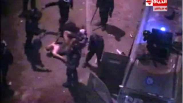 صورة من تسجيل يصور ما يبدو ان رجال شرطة يسحبون رجلا مجردا من ثيابه