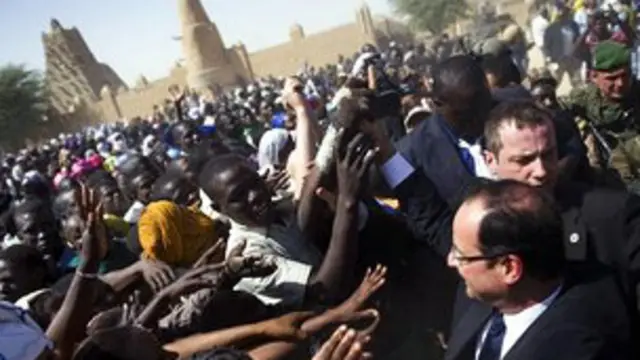 फ्रांसीसी राष्ट्रपति का टिंबकटू में ज़ोरदार स्वागत हुआ.