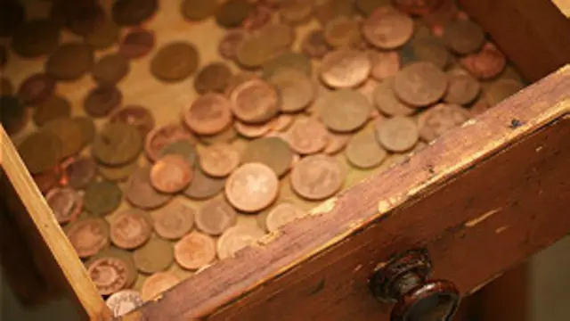 Centavos en un cajón. Foto de archivo