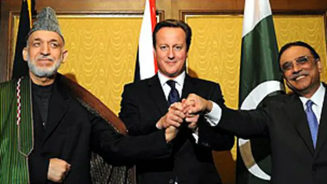 हामिद करज़ई और आसिफ अली ज़रदारी के साथ डेविड कैमरन.