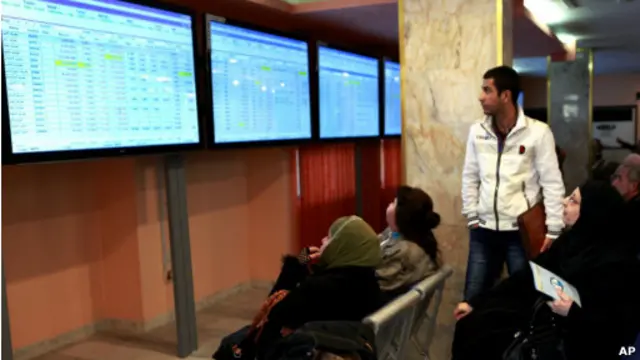 Pedagang saham di Bursa Saham Irak.