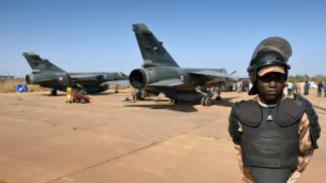 Pesawat-pesawat tempur Prancis yang dikerahkan untuk menumpas kelompok Islam militan di Mali. 