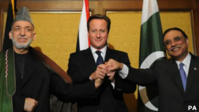 فوریه ۲۰۱۳؛ روسای جمهور افغانستان و پاکستان در لندن و به میزبانی نخست وزیر بریتانیا با یکدیگر دیدار کردند 