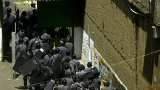 ब्राजील की कई जेलों में क्षमता से ज़्यादा कै़दी रखे जाते हैं.