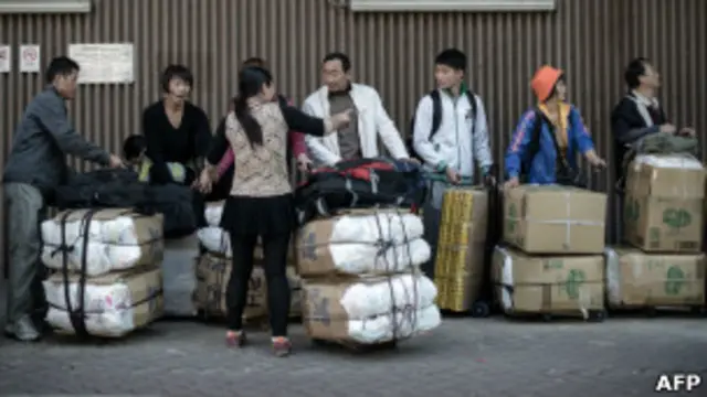 Dân Trung Quốc xếp hàng tại Hong Kong