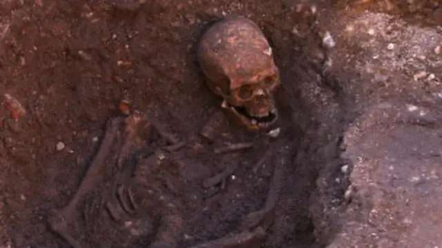 Sisa-sisa kerangka Richard III ditemukan di bawah lahan parkir mobil di Leicester.