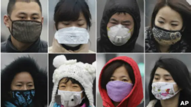 Transeúntes chinos muestran sus mascarillas anti-polución