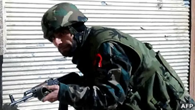 جندي سوري موالي لنظام الأسد