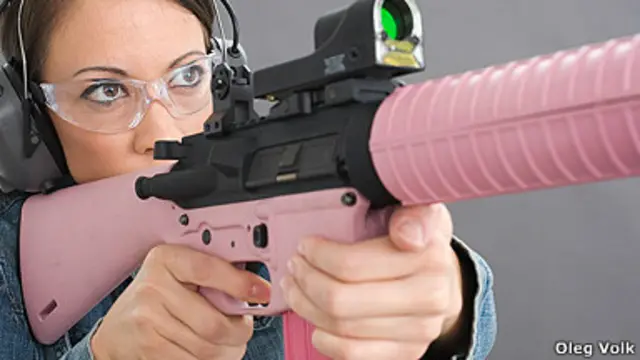 Mujer con pistola rosa. Foto: Oleg Volk