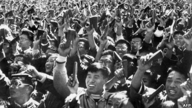 文革时毛泽东在北京天安门广场接见红卫兵。