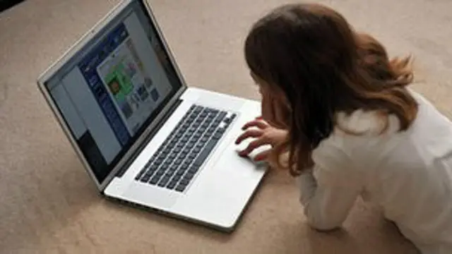 आनलाइन बच्ची