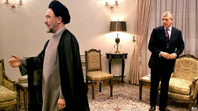 اولین دیدار جک استرا از تهران. محمد خاتمی رو به سوی نیک براون سفیر وقت بریتانیا در تهران دارد