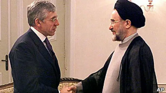 اولین دیدار جک استرا با محمد خاتمی رئیس جمهور ایران. استرا در کتابش از شخصیت خاتمی ستایش می‌کند