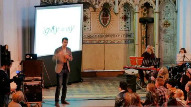 Científico Harry Cliff habla durante la Asamblea Dominical