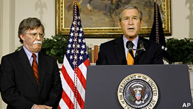 جورج بوش، رئیس جمهور وقت آمریکا و جان بولتون نماینده وقت آمریکا در سازمان ملل متحد