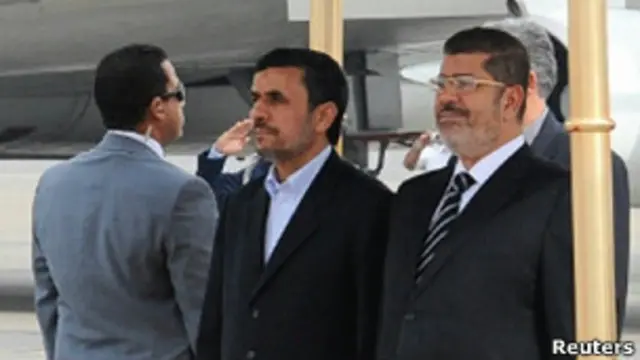 Prsiden Mahmoud Ahmadinejad dan Presiden Mohammed Mursi