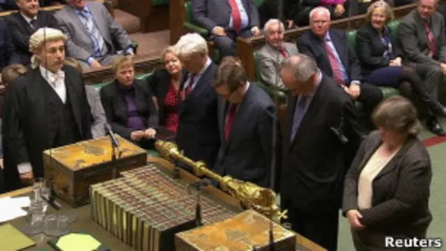 مجلس العموم البريطاني يشرع قانونا يقر زواج المثليين